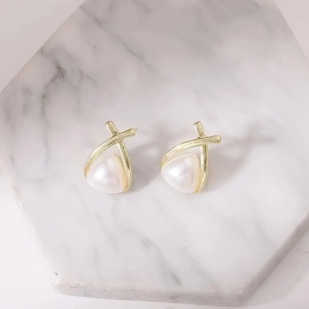 Triangle Geometric Pearl and Gold Earrings - Picture 4 of 7